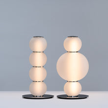 Charger l'image dans la galerie, Formagenda Pearls Table, Tischleuchte mit Glaskugeln