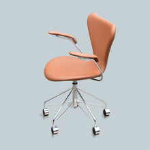 Lade das Bild in den Galerie-Viewer, Fritz Hansen Bürostuhl Serie 7 by Arne Jacobsen, mit Armlehnen