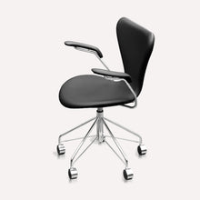 Lade das Bild in den Galerie-Viewer, Fritz Hansen Bürostuhl Serie 7 by Arne Jacobsen, mit Armlehnen