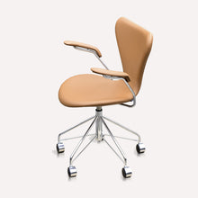 Lade das Bild in den Galerie-Viewer, Fritz Hansen Bürostuhl Serie 7 by Arne Jacobsen, mit Armlehnen