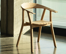 Afbeelding in Gallery-weergave laden, Prostoria Rhomb Stuhl – Designstuhl aus Massivholz mit Armlehnen