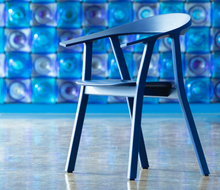 Afbeelding in Gallery-weergave laden, Prostoria Rhomb Stuhl – Designstuhl aus Massivholz mit Armlehnen