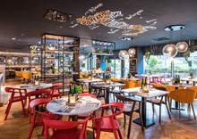 Afbeelding in Gallery-weergave laden, Esstisch Rhomb von Prostoria – Design trifft auf Handwerkskunst