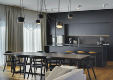 Afbeelding in Gallery-weergave laden, Prostoria Rhomb Stuhl – Designstuhl aus Massivholz mit Armlehnen