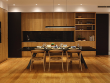 Afbeelding in Gallery-weergave laden, Prostoria Rhomb Stuhl – Designstuhl aus Massivholz mit Armlehnen