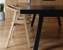 Afbeelding in Gallery-weergave laden, Esstisch Rhomb von Prostoria – Design trifft auf Handwerkskunst