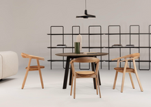 Afbeelding in Gallery-weergave laden, Prostoria Rhomb Stuhl – Designstuhl aus Massivholz mit Armlehnen