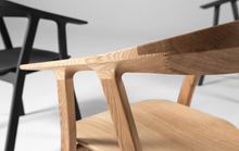 Afbeelding in Gallery-weergave laden, Prostoria Rhomb Stuhl – Designstuhl aus Massivholz mit Armlehnen