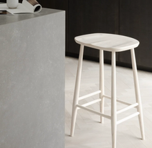 Afbeelding in Gallery-weergave laden, L.Ercolani Barhocker im Windsor Stil - Modell Utility Bar Stool