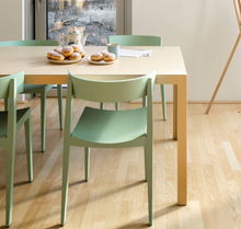 Lade das Bild in den Galerie-Viewer, Prostoria Bik – Moderner Holzstuhl, stapelbar und besonders leicht