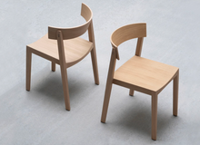 Lade das Bild in den Galerie-Viewer, Prostoria Bik – Moderner Holzstuhl, stapelbar und besonders leicht