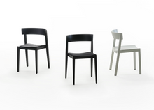 Lade das Bild in den Galerie-Viewer, Prostoria Bik – Moderner Holzstuhl, stapelbar und besonders leicht