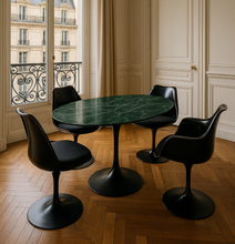 Carica l'immagine nel visualizzatore di Gallery, Knoll Saarinen Esstisch, oval 198 x 121 cm Arabescato Marmor / Weiss