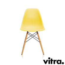 Lade das Bild in den Galerie-Viewer, Vitra Eames Plastic Side Chair DSW, Untergestell Ahorn, gelblich & weitere Farben
