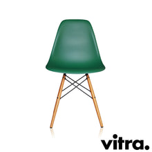 Lade das Bild in den Galerie-Viewer, Vitra Eames Plastic Side Chair DSW, Untergestell Ahorn, gelblich & weitere Farben