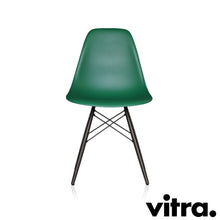 Lade das Bild in den Galerie-Viewer, Vitra Eames Plastic Side Chair DSW, Untergestell Ahorn, schwarz & weitere Farben