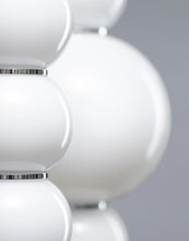 Afbeelding in Gallery-weergave laden, Formagenda Pearls Double Suspension - 67 cm, Pendelleuchte mit Glaskugeln