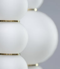Charger l'image dans la galerie, Formagenda Pearls Suspension - 34 cm, Pendelleuchte mit Glaskugeln