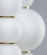 Lade das Bild in den Galerie-Viewer, Formagenda Pearls Double Suspension - 67 cm, Pendelleuchte mit Glaskugeln
