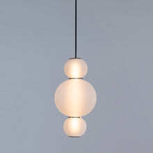 Charger l'image dans la galerie, Formagenda Pearls Suspension - 34 cm, Pendelleuchte mit Glaskugeln