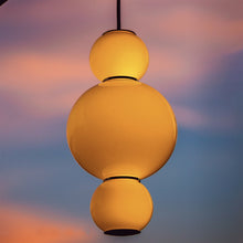 Charger l'image dans la galerie, Formagenda Pearls Suspension - 34 cm, Pendelleuchte mit Glaskugeln