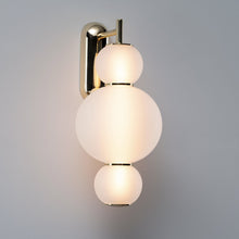 Lade das Bild in den Galerie-Viewer, Formagenda Pearls Wall, Wandleuchte mit Glaskugeln