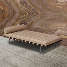 Load the image into the gallery viewer, Knoll Barcelona Daybed Relax, Ludwig Mies van der Rohe 1929