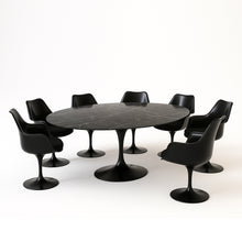 Afbeelding in Gallery-weergave laden, Knoll Saarinen Esstisch – Ovaler Tulip Table 198x121 cm mit Nero Marquina Marmor & schwarzem Fuß
