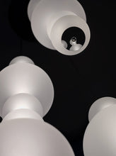 Afbeelding in Gallery-weergave laden, Formagenda Pearls Double Suspension - 67 cm, Pendelleuchte mit Glaskugeln