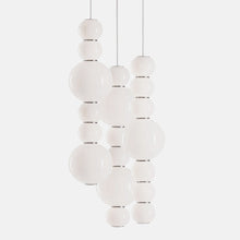 Afbeelding in Gallery-weergave laden, Formagenda Pearls Double Suspension - 67 cm, Pendelleuchte mit Glaskugeln