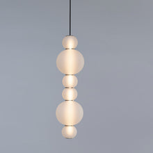 Afbeelding in Gallery-weergave laden, Formagenda Pearls Double Suspension - 67 cm, Pendelleuchte mit Glaskugeln