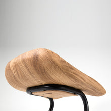 Load the image into the gallery viewer, Prostoria Barhocker Strain, filigranes Metallgestell & ergonomischer Holzsitz