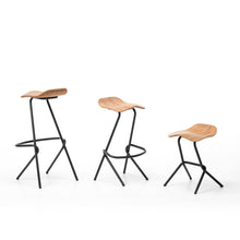 Load the image into the gallery viewer, Prostoria Barhocker Strain, filigranes Metallgestell & ergonomischer Holzsitz