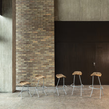 Load the image into the gallery viewer, Prostoria Barhocker Strain, filigranes Metallgestell & ergonomischer Holzsitz