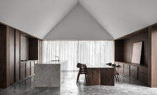 Afbeelding in Gallery-weergave laden, Prostoria Rhomb Stuhl – Designstuhl aus Massivholz mit Armlehnen