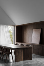 Afbeelding in Gallery-weergave laden, Prostoria Rhomb Stuhl – Designstuhl aus Massivholz mit Armlehnen