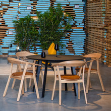 Afbeelding in Gallery-weergave laden, Esstisch Rhomb von Prostoria – Design trifft auf Handwerkskunst