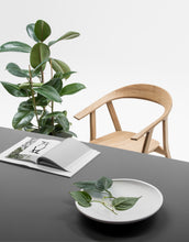 Afbeelding in Gallery-weergave laden, Prostoria Rhomb Stuhl – Designstuhl aus Massivholz mit Armlehnen