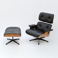 Lade das Bild in den Galerie-Viewer, Vitra Eames Lounge Chair Sessel & Ottoman - Amerikanischer Kirschbaum / Leder Premium F Nero (XL / Neue Maße)