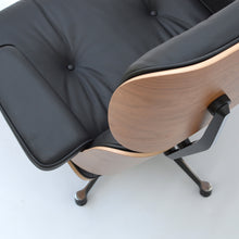 Lade das Bild in den Galerie-Viewer, Vitra Eames Lounge Chair Sessel & Ottoman - Amerikanischer Kirschbaum / Leder Premium F Nero (XL / Neue Maße)
