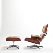 Carica l'immagine nel visualizzatore di Gallery, Vitra Eames Lounge Chair Sessel & Ottoman XL (neue Maße) Palisander, Leder Caramel