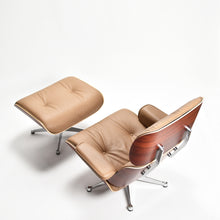 Carica l'immagine nel visualizzatore di Gallery, Vitra Eames Lounge Chair Sessel & Ottoman XL (neue Maße) Palisander, Leder Caramel