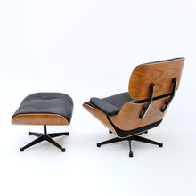 Lade das Bild in den Galerie-Viewer, Vitra Eames Lounge Chair Sessel & Ottoman - Amerikanischer Kirschbaum / Leder Premium F Nero (XL / Neue Maße)