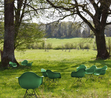 Afbeelding in Gallery-weergave laden, Vitra Eames Plastic Armchair RE - DAR, Untergestell schwarz (outdoor tauglich) & weitere Farben