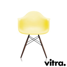 Load the image into the gallery viewer, Vitra Eames Plastic Armchair RE - DAW, Untergestell Ahorn, dunkel & weitere Farben