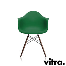 Load the image into the gallery viewer, Vitra Eames Plastic Armchair RE - DAW, Untergestell Ahorn, dunkel & weitere Farben