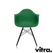 Charger l'image dans la galerie, Vitra Eames Plastic Armchair RE DAW, Untergestell Ahorn, schwarz & weitere Farben