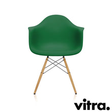 Lade das Bild in den Galerie-Viewer, Vitra Eames Plastic Armchair RE - DAW, Untergestell Esche, honigfarben & weitere Farben