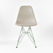 Afbeelding in Gallery-weergave laden, Vitra Eames Plastic Side Chair RE DSR Sonderfarben