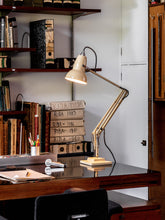 Carica l'immagine nel visualizzatore di Gallery, Anglepoise Original 1227 Tischleuchte – Designklassiker mit ikonischer Funktionalität